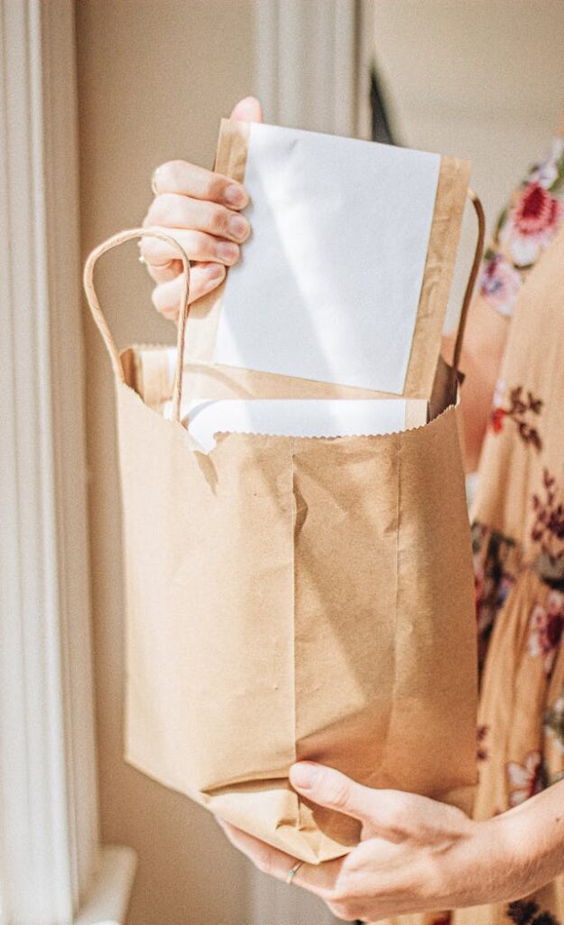 Minimalizm w reklamie offline – jak zasada „less is more” wpływa na skuteczność przekazu?